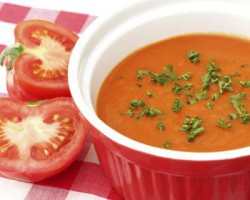 Sopa de Tomate com manjericão