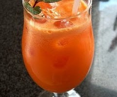 Suco de abacaxi cenoura e chicórea
